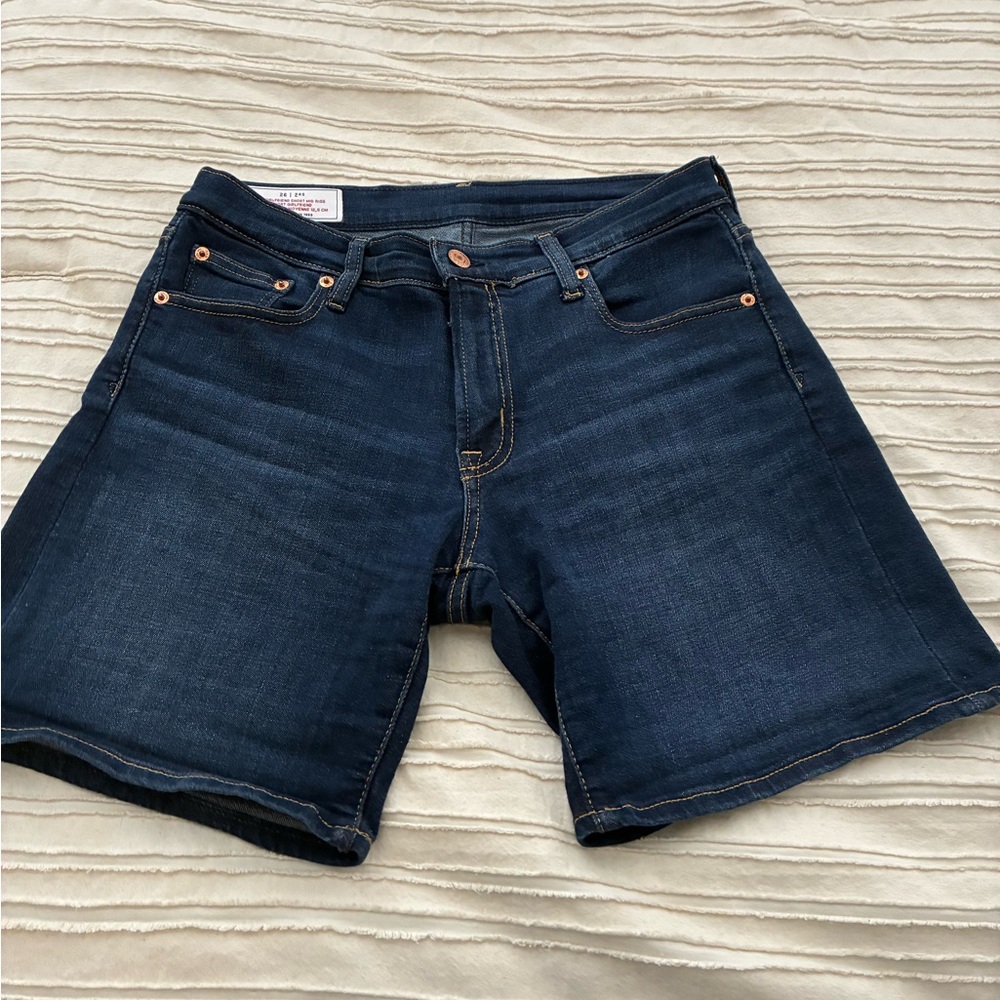 GAP Dark Blue Girlfriend Jean shorts. 5 inch inseam. 26 inch waist. 
EUC